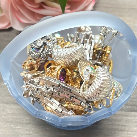 Mystery Basket Vintage Clip Earrings (25 pairs) - Picture 12 of 13